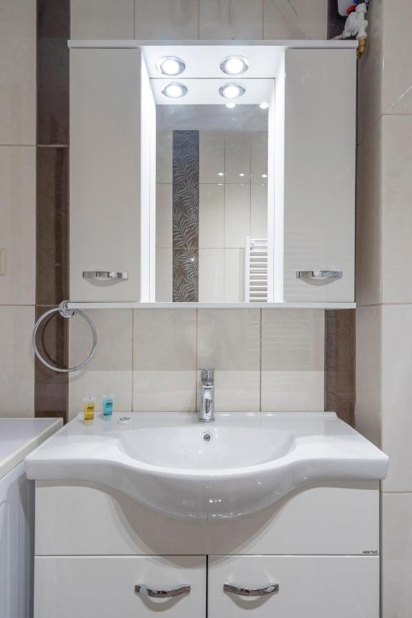 2 Bedroom Renovated Apartment With A View 雅典 外观 照片